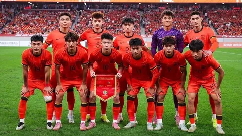 国足新帅伊万上任后克服挑战，球队青春化转型，战术布局游刃有余。